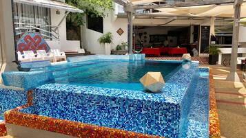 Piscina externa, espreguiçadeiras