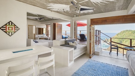 Ropa de cama de alta calidad y minibar . Villa Aikia Adults Only