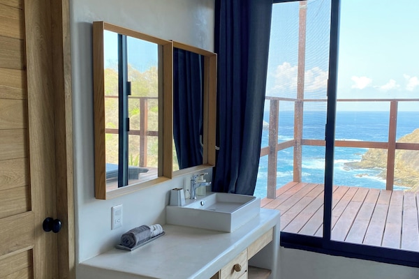 Rooftop Loft | Bathroom | Hair dryer, towels, soap, shampoo