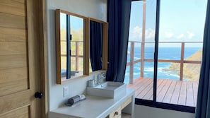 Habitació panoràmica | Bany | Dutxa, articles de tocador gratuïts, assecador de cabells i tovalloles