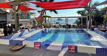 Una piscina al aire libre, tumbonas