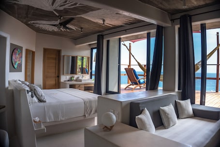 Ropa de cama de alta calidad y minibar . Villa Aikia Adults Only