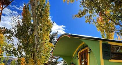 # 2 Gypsy Wagon Pieni talo Lohijoella!