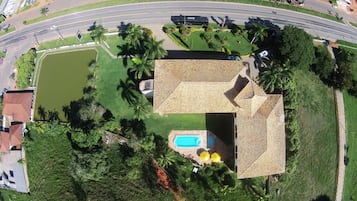 2 piscinas externas, espreguiçadeiras