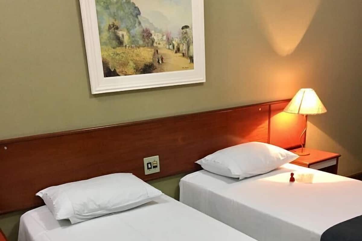 1 chambre, rideaux dâobscurcissement, fer et planche Ă repasser