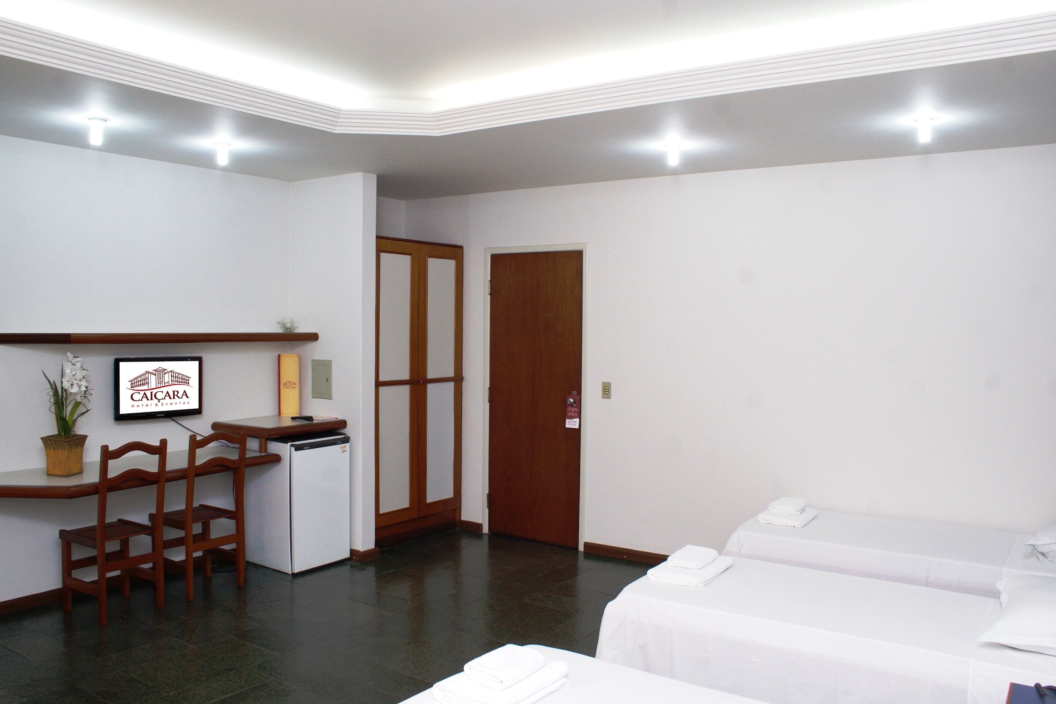 Cortinas blackout y tabla de planchar con plancha 