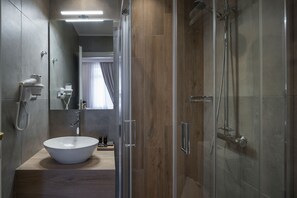 Habitación doble Deluxe | Baño | Regadera, regadera tipo lluvia, secadora de cabello, pantuflas 