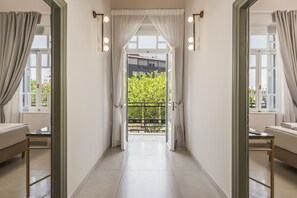 A hallway leading to a balcony with a view of greenery and buildings. - Plaza 1866 Superior City Rooms (Chania)