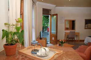 Studio Suite phong cách cổ điển | Khu phòng khách | TV màn hình phẳng 28-inch có truyền hình cáp, TV