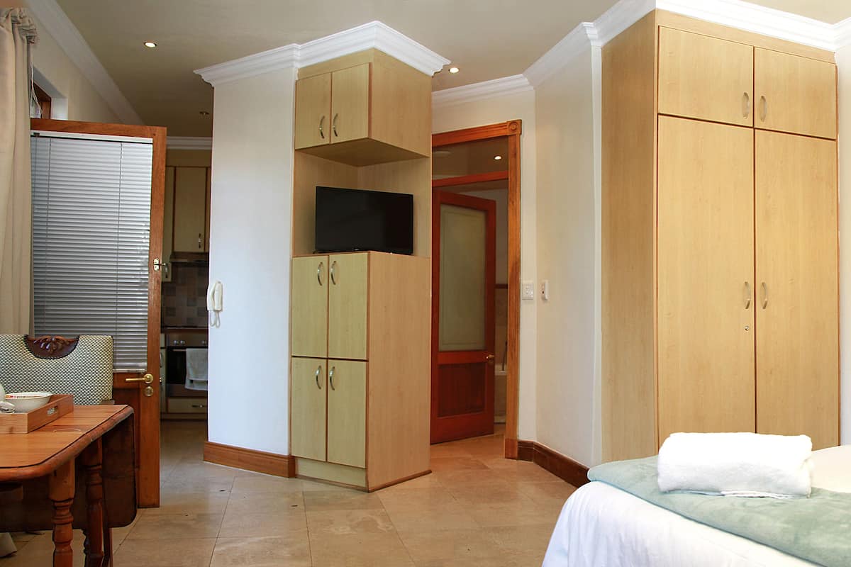 Traditional Studio, Kitchen