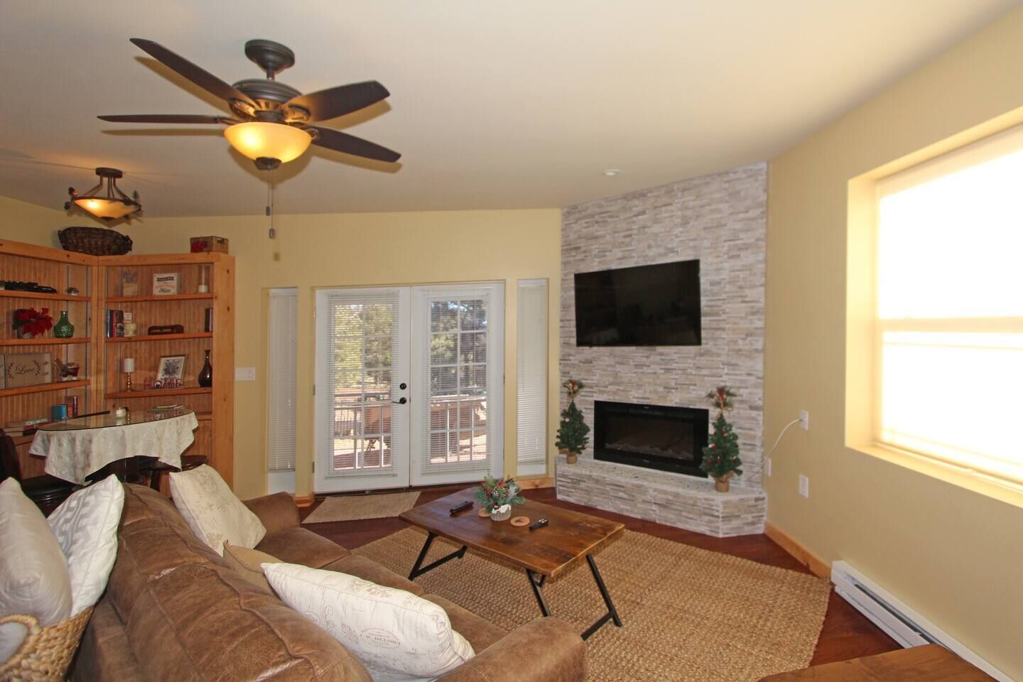 Smart-TV, Kamin, Stereoanlage