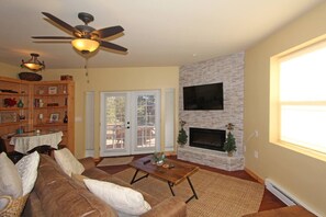 TV connectée, cheminée, chaîne hi-fi