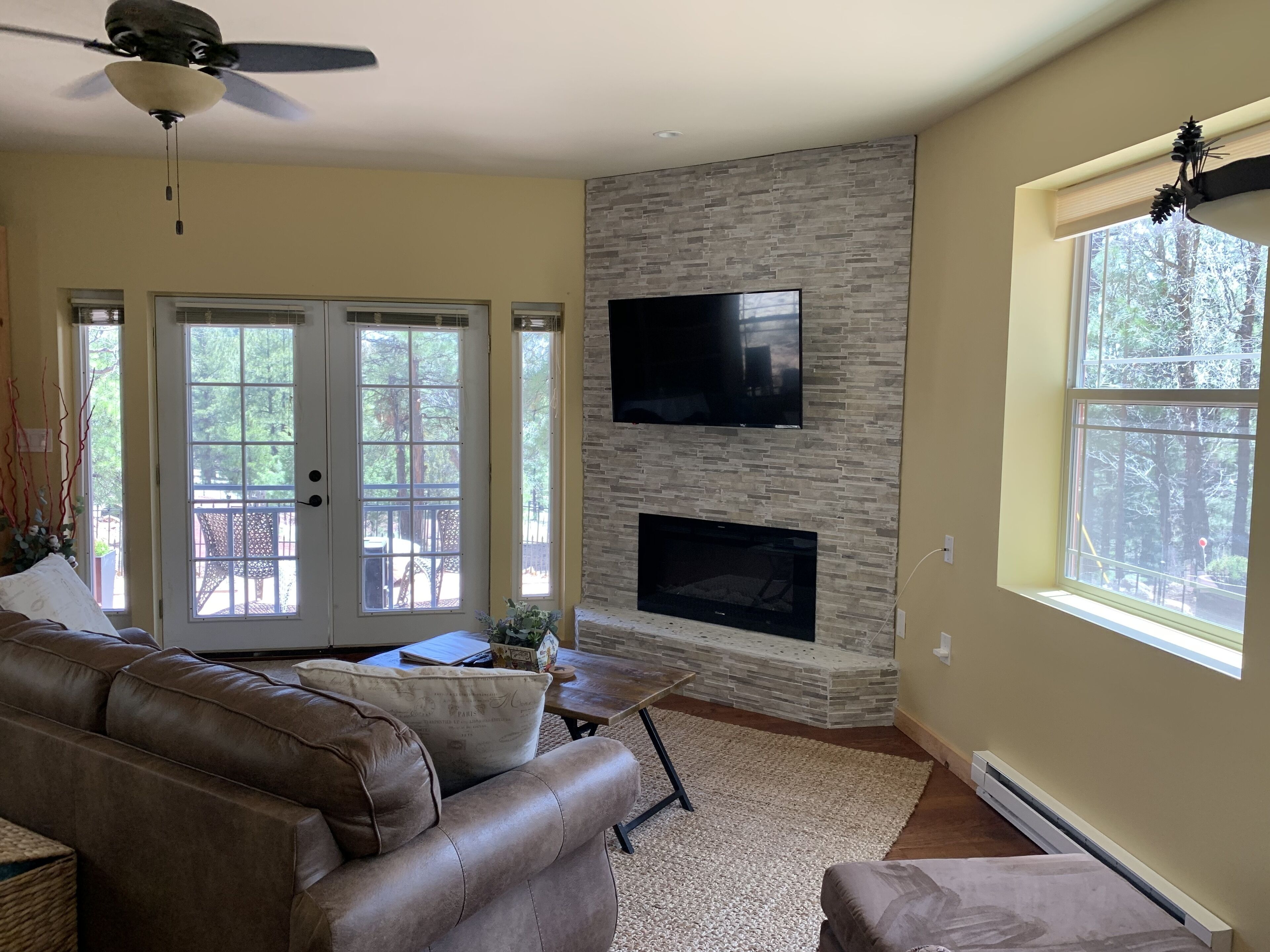 Smart TV, chimenea y estéreo 