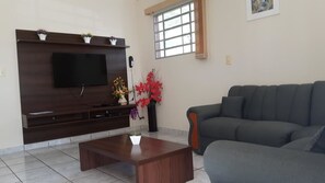 Family Room, Multiple Beds | Living area | Flat-screen TV - O Recanto Pousada (Serra Negra)