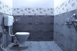 Non A/C 4 Bed Mixed Dormitory | Bathroom | Shower, slippers, towels