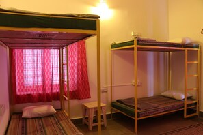 Habitación básica, varias camas | 1 habitación, tabla de planchar con plancha, wifi gratis y ropa de cama 