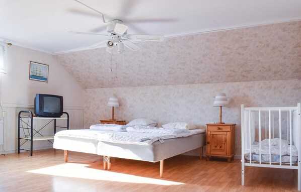 2 bedrooms, travel crib, free WiFi