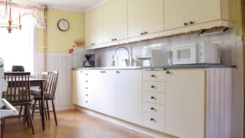 Fridge, stovetop, coffee/tea maker