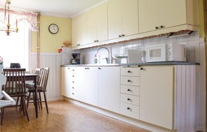Réfrigérateur, micro-ondes, plaque de cuisson, cafetière/bouilloire