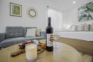 1 slaapkamer, een bureau, een strijkplank/strijkijzer, wifi