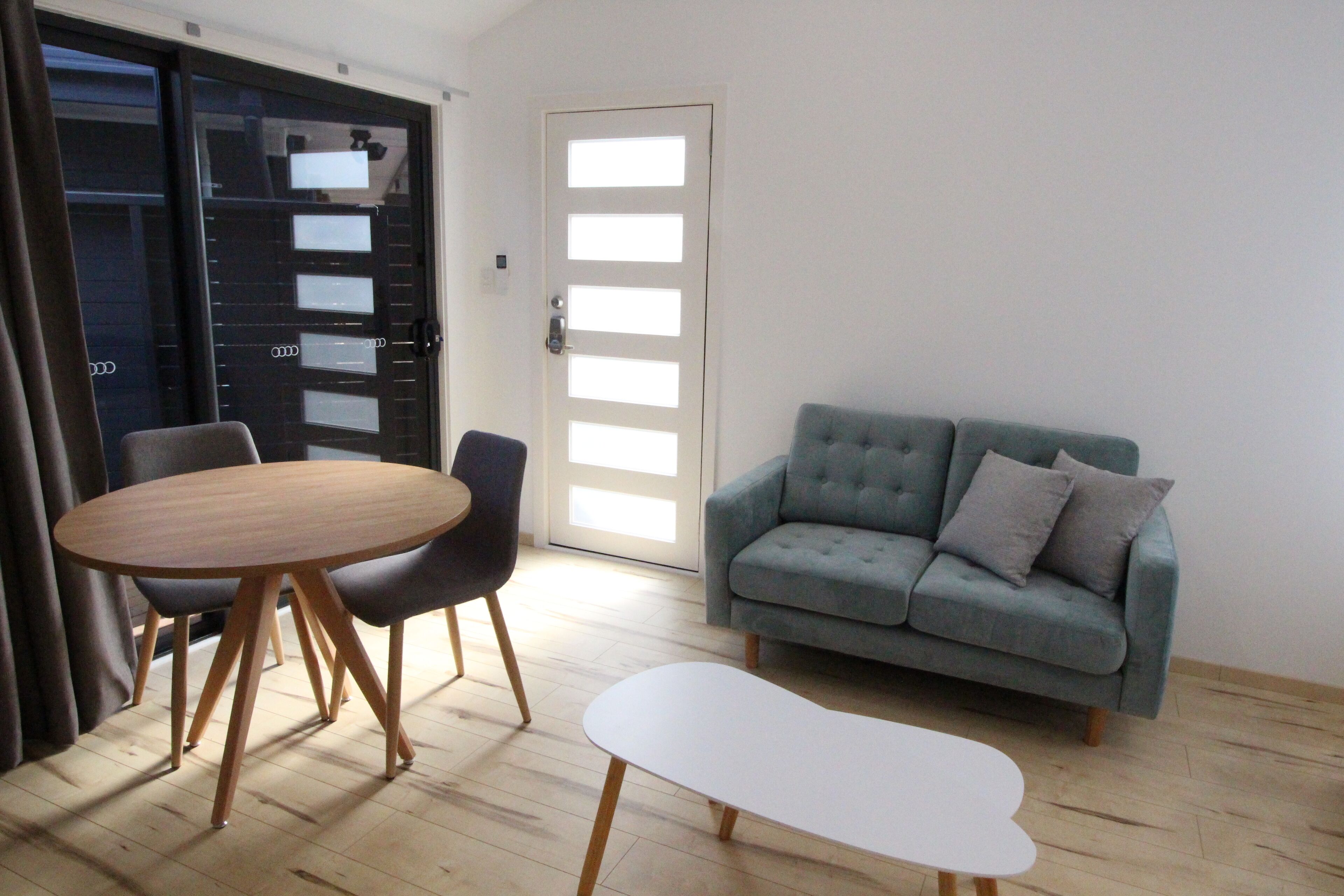 Stylish new studio apartment easy walk to beach - Perfect for romantic getaway — image 6