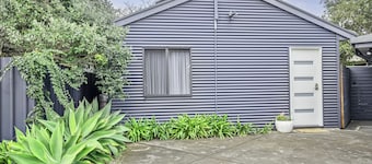 Stylish new studio apartment easy walk to beach - Perfect for romantic getaway