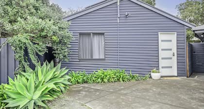 Stylish new studio apartment easy walk to beach - Perfect for romantic getaway