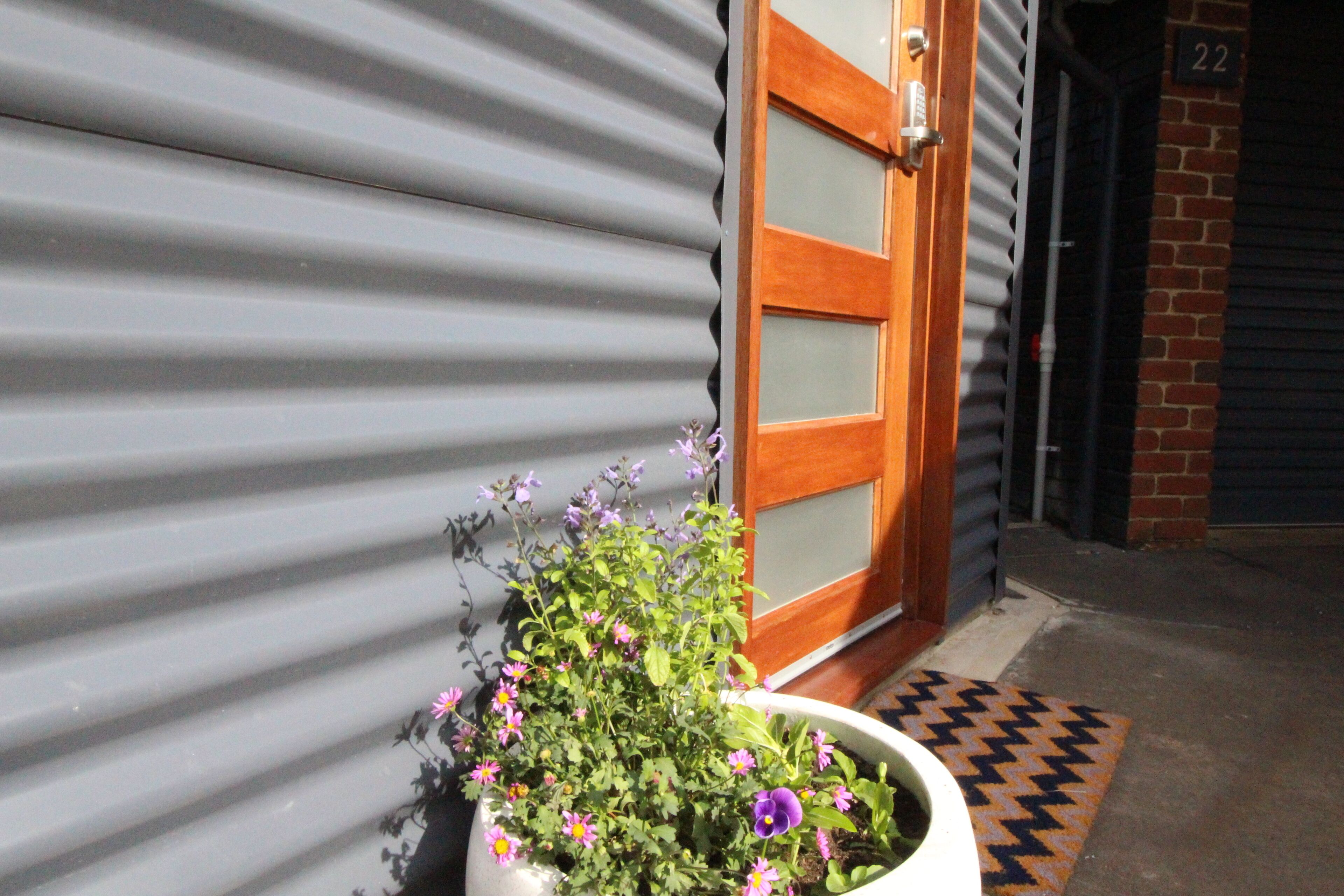 Stylish new studio apartment easy walk to beach - Perfect for romantic getaway — image 12