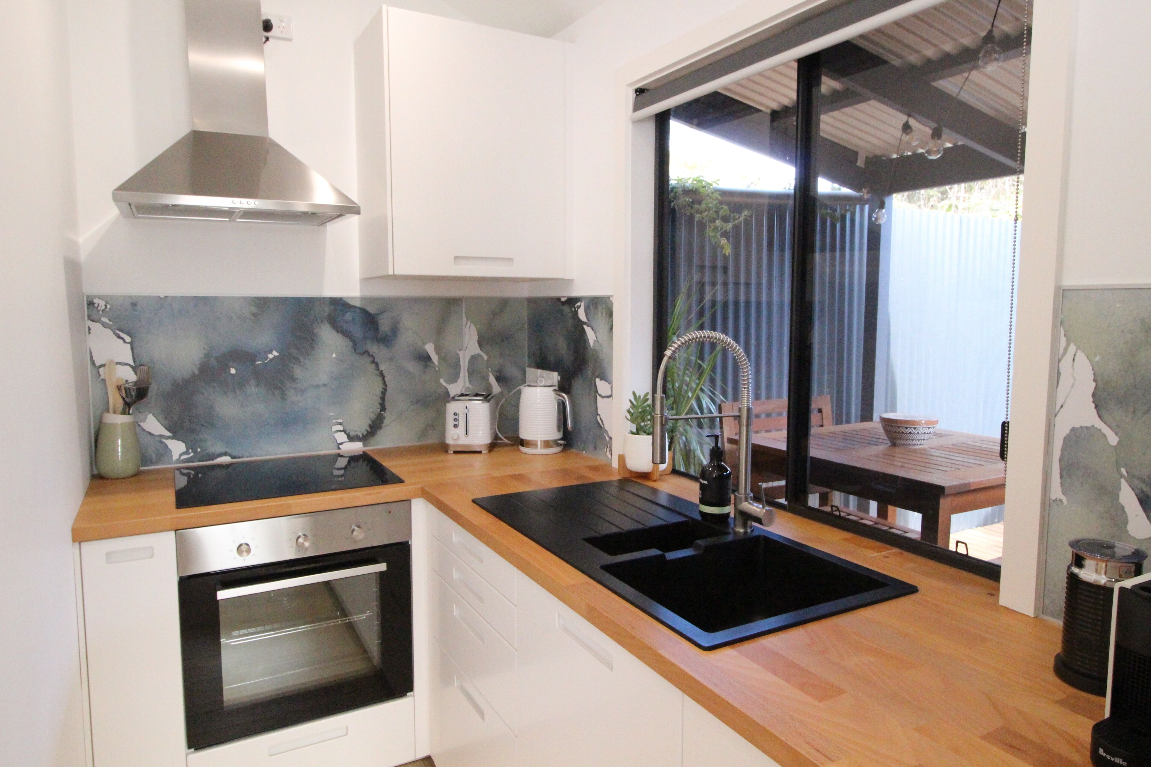 Stylish new studio apartment easy walk to beach - Perfect for romantic getaway — image 7