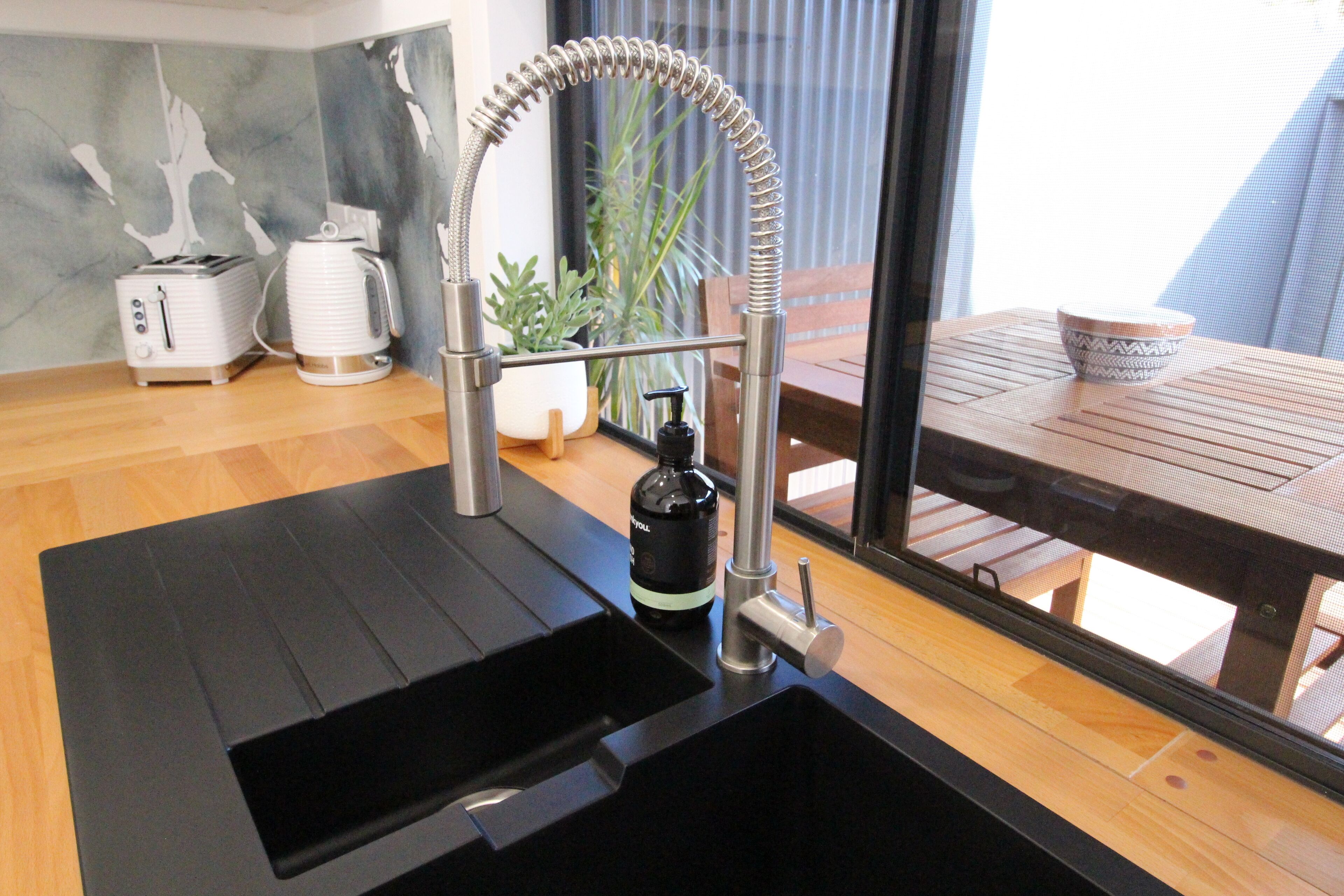 Stylish new studio apartment easy walk to beach - Perfect for romantic getaway — image 11