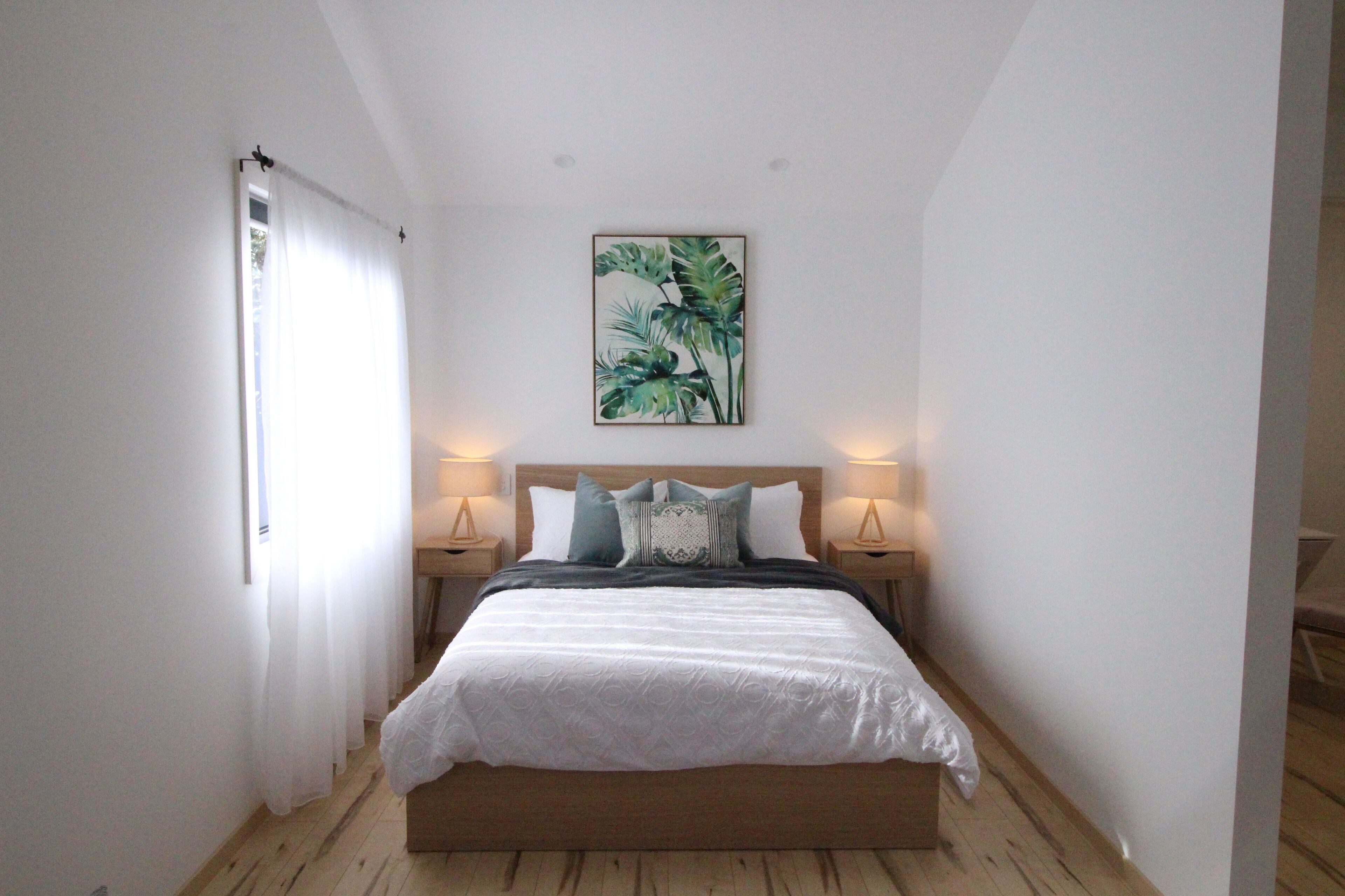 Stylish new studio apartment easy walk to beach - Perfect for romantic getaway — image 4
