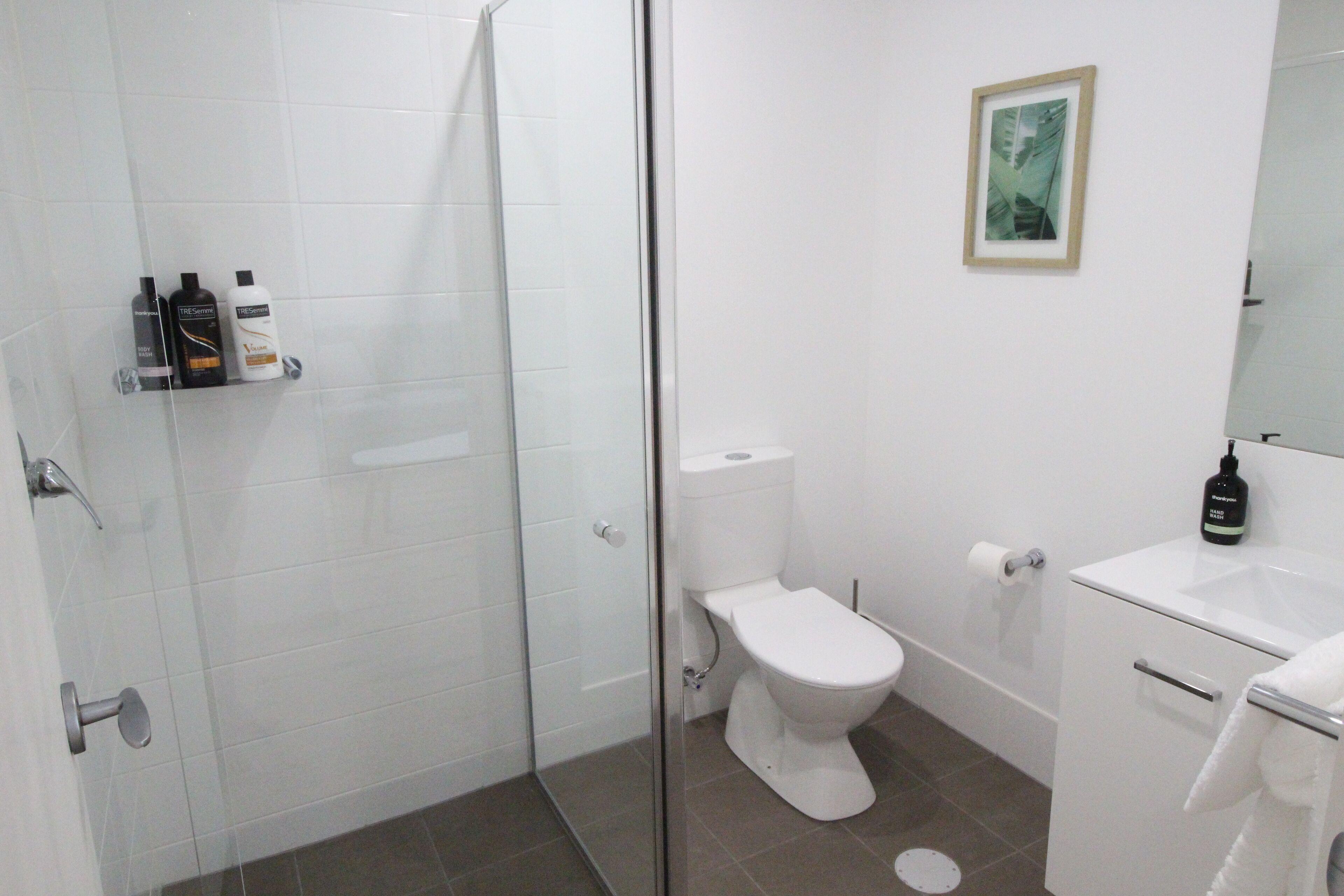 Stylish new studio apartment easy walk to beach - Perfect for romantic getaway — image 9