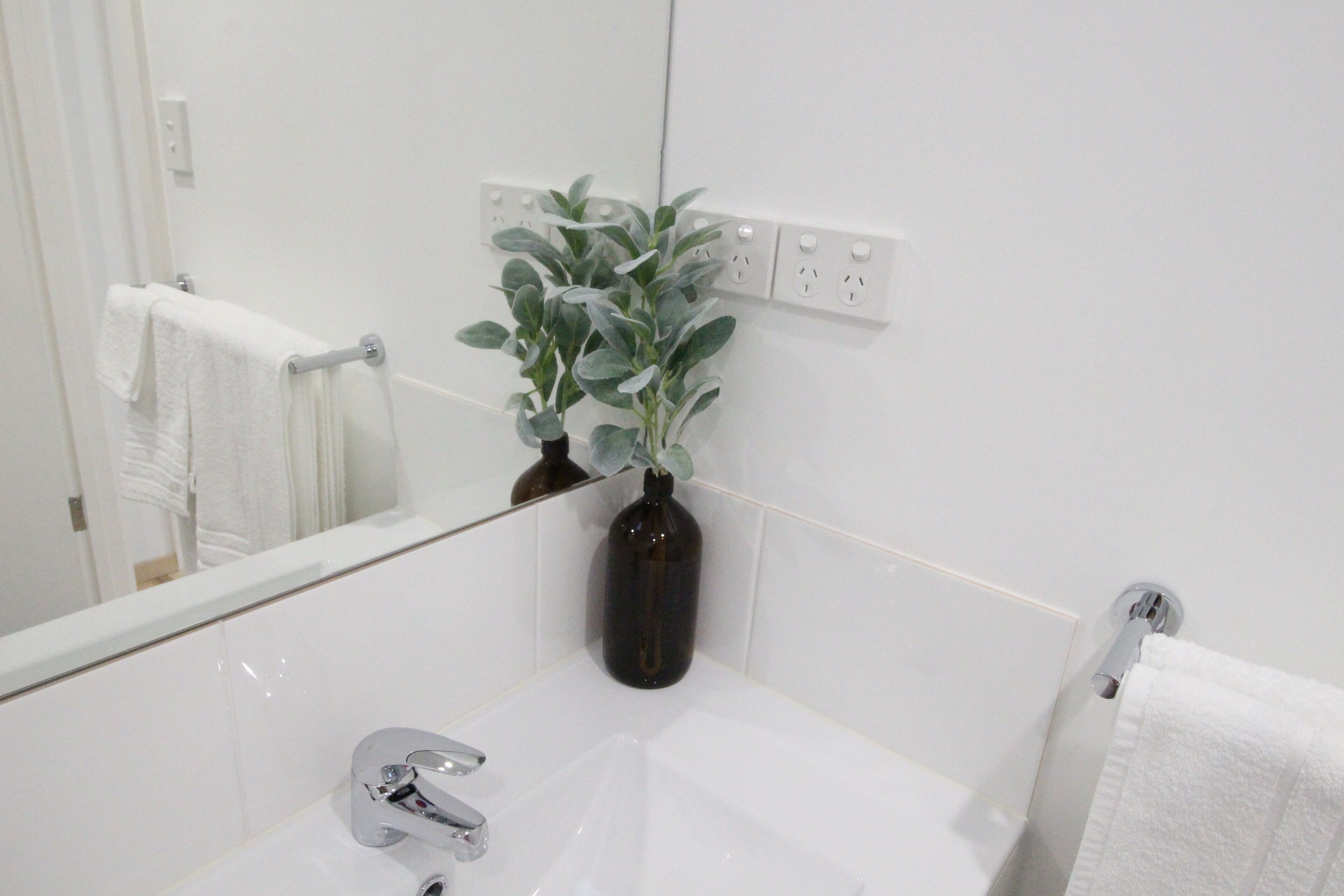 Stylish new studio apartment easy walk to beach - Perfect for romantic getaway — image 8