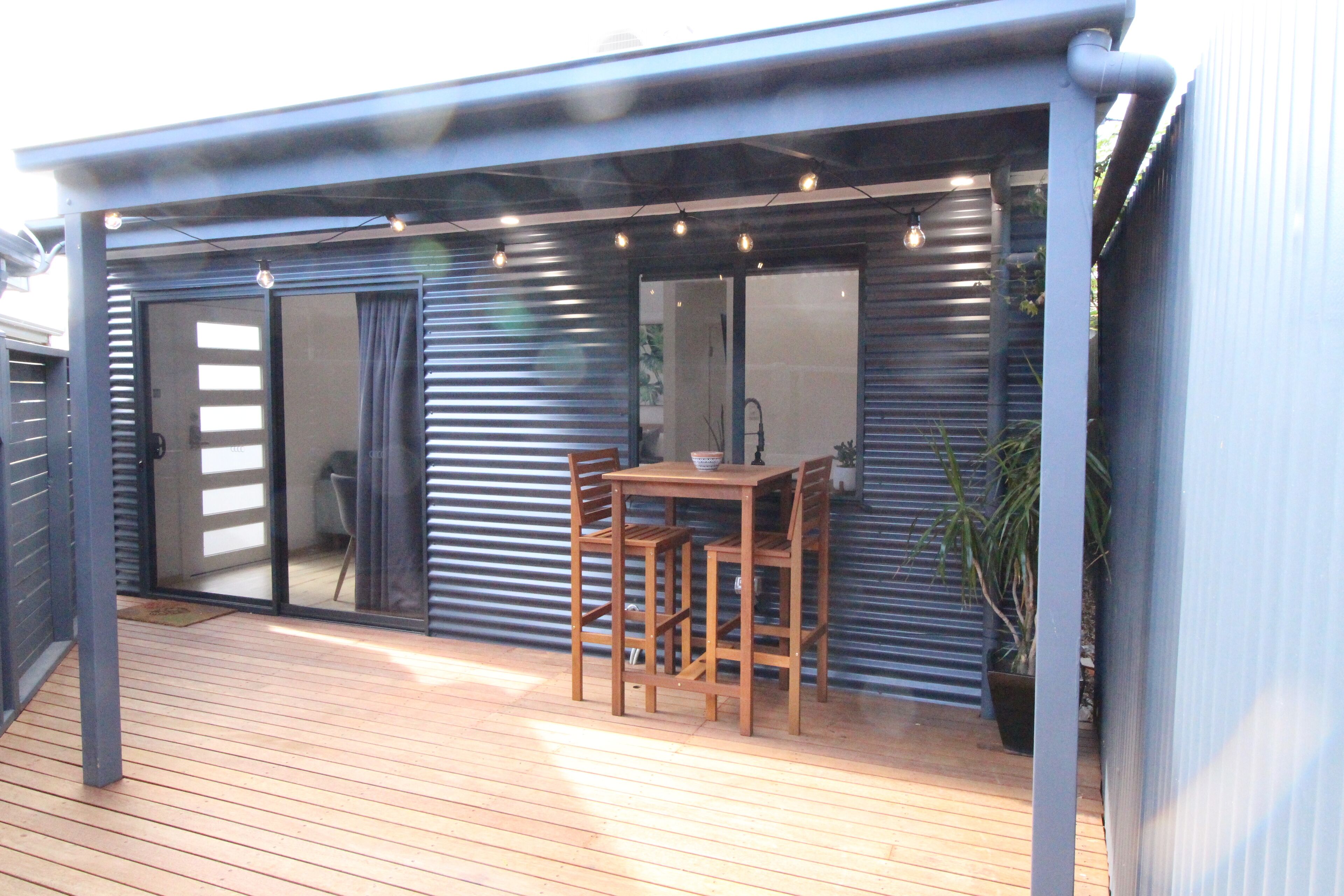 Stylish new studio apartment easy walk to beach - Perfect for romantic getaway — image 10