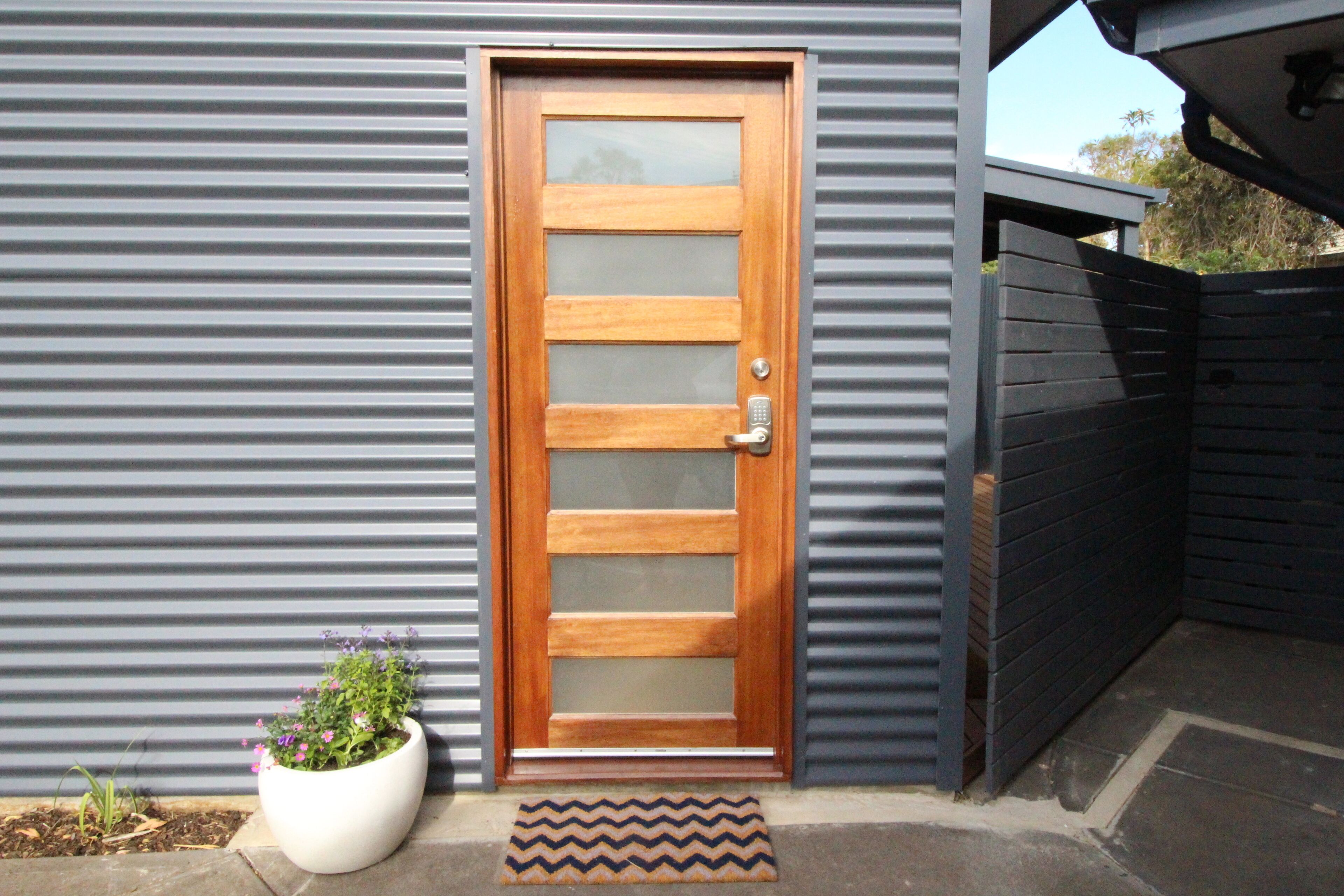 Stylish new studio apartment easy walk to beach - Perfect for romantic getaway — image 3