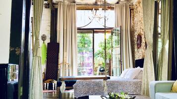 Deluxe Studio Suite | In-room safe, soundproofing, free cots/infant beds, free WiFi