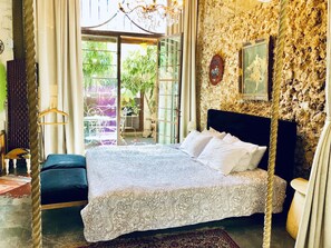 Deluxe Studio Suite | In-room safe, soundproofing, free cribs/infant beds, free WiFi