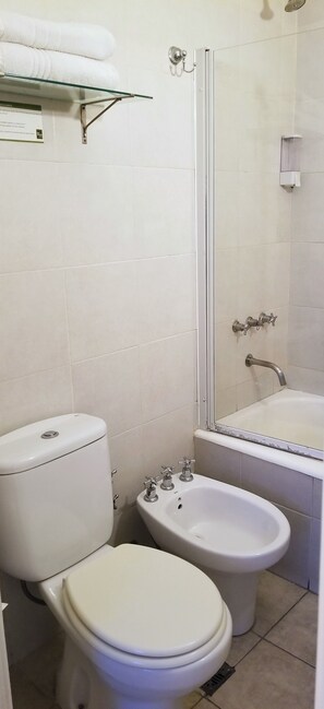 Shower, free toiletries, towels - Hotel San Antonio (Buenos Aires)