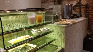 A breakfast buffet with various food items and beverages. - Hotel San Antonio (Buenos Aires)