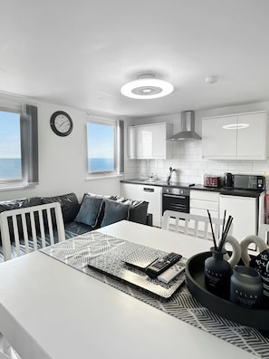 10 Apartment with Sea View: Loft Type 3rd Floor (plus 1 free baby) | Essbereich im Zimmer
