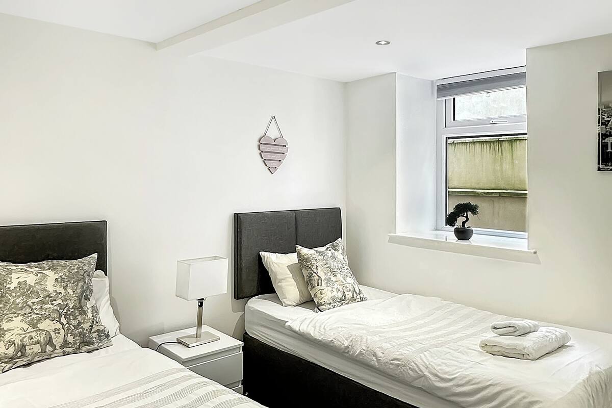 01 Apartment with Terrace: Lower Ground Floor (plus 1 free baby) | 高級寢具、隔音、熨斗/熨衣板、隨行嬰兒床