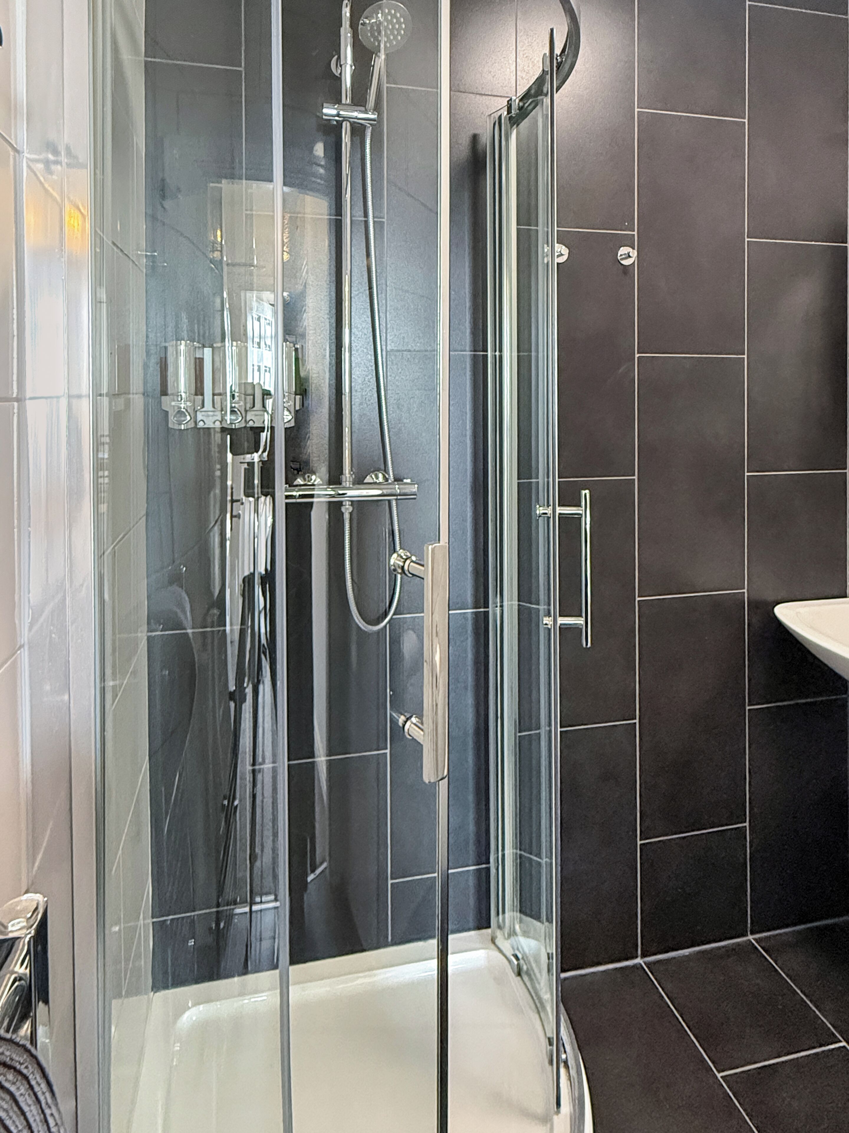 08 Apartment with Sea View: 2nd Floor (plus 1 free baby) | Salle de bain | Douche, douche à « effet pluie », articles de toilette gratuits