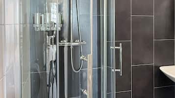 08 Apartment with Sea View: 2nd Floor (plus 1 free baby) | Salle de bain | Douche, douche à « effet pluie », articles de toilette gratuits