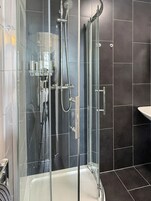 08 Apartment with Sea View: 2nd Floor (plus 1 free baby) | Bathroom | Shower, rainfall showerhead, free toiletries, hair dryer