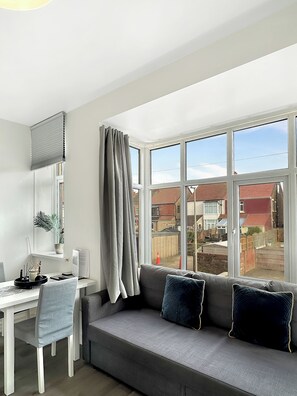 04 Apartment: Ground Floor (plus 1 free baby) | Oleskelualue | Älytelevisio, Netflix, suoratoistopalvelut