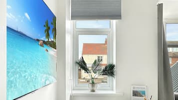 04 Apartment: Ground Floor (plus 1 free baby) | Private kitchenette | Fridge, microwave, oven, stovetop