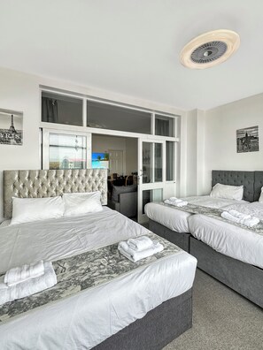02 Apartment with Sea View: Ground Floor (plus 1 free baby) | Sengetøy av topp kvalitet, individuelt dekorert og individuelt innredet