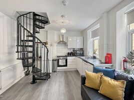 06 Apartment Maisonette | Vardagsrum | 55-tums platt-tv med digitalkanaler, smart-tv och Netflix