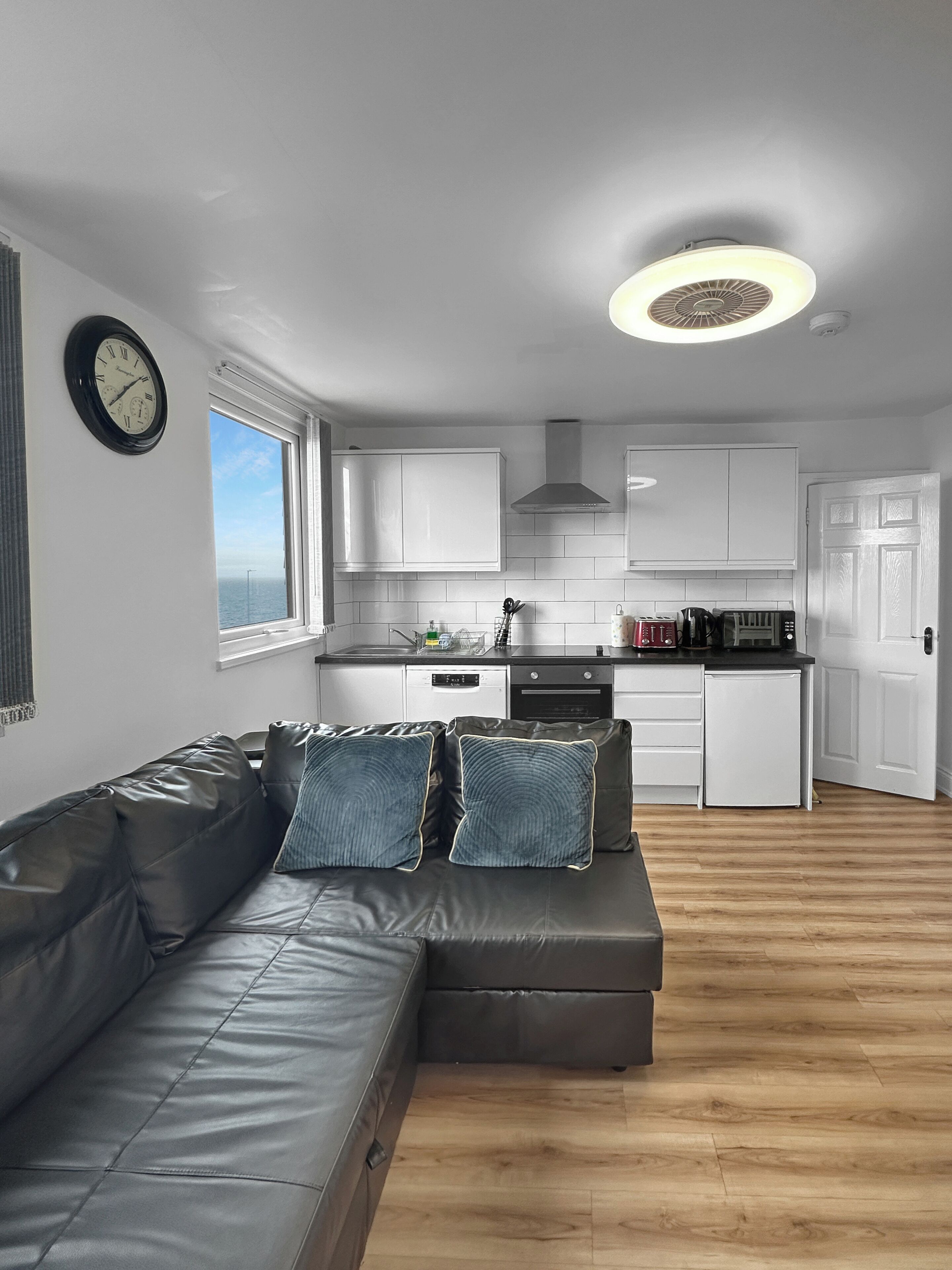 10 Apartment with Sea View: Loft Type 3rd Floor (plus 1 free baby) | 起居區 | 55-吋平面電視、數位頻道、智慧型電視、Netflix