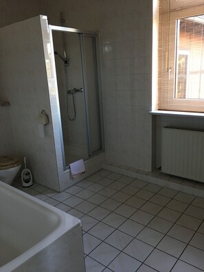 Shower, towels, soap, toilet paper - Gästehaus zur Post (Wabern)